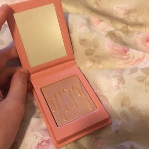 Kylie Jenner illuminating powder
